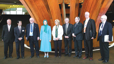 Maryam Radjavi reçue par (de gauche à droite) : Jean-Pol Henry, le Dr. Saleh Radjavi, Lord Russell-Johnston, Rosmarie Zapfl-Helbling, Dr.Rudi Vis, Alain Meale, Goran Lindblad et David Marshall