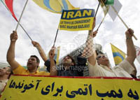 Iran : Des manifestants iraniens réclament des sanctions contre Téhéran   