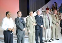 Iran-Résistance : « Ce combat nous est commun » (Le maire du Bourget) Vincent Capo Canellas, maire du Bourget (2e à gauche) au sein d'une délégation d'élus du Val d'Oise au meeting de 30.000 Iraniens le 1er juillet.