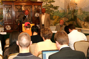Struan Syevenson et Raymond Tanter lors d'une conférence de presse à Washington le 25 juillet 2006