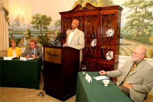 Raymond Tanter à la conférence de presse du CPI à Washington le 25 juillet 2006