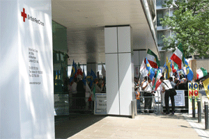 Londres: les Iraniens protestent contre le régime des mollahs devant la Croix-Rouge