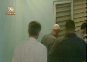 une partie des 29 prisonniers exécutés dimanche qui marchent vers la potence filmés par la TV officielle des mollahs