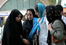 Iran : Plus de 2000 personnes à Marivan manifestent contre les lois misogynes des mollahs Interpellation de femmes dans la rue en Iran pour leur tenue vestimentaire