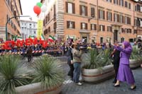 Maryam Radjavi répondant aux acclamations des Iraniens venus l'accueillir à Rome