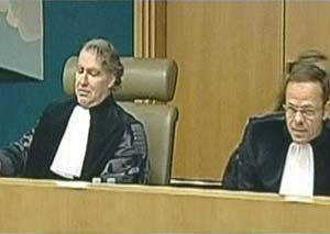 Les juges de la CEJ rendant leur verdict