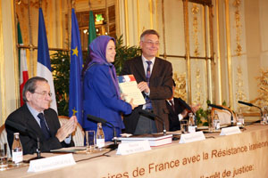 Jean-Pierre B&eacute;quet remettant les 1160 signatures &agrave; Maryam Radjavi