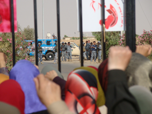 Les r&eacute;sidents d'Achraf protestant aux portes de la Cit&eacute; contre le d&eacute;ploiement des forces de police irakienne, le 5 juin 2009
