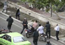 Iran : Charge violente contre les manifestants devant la radiotélévision dÉtat à Téhéran Matraquage des passants et des motards