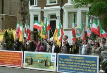 Les Iraniens en exil manifestent pour la fin du blocus dAchraf en Irak Manifestation devant l'ambassade d'Irak à Londres en faveur de la cité d'Achraf