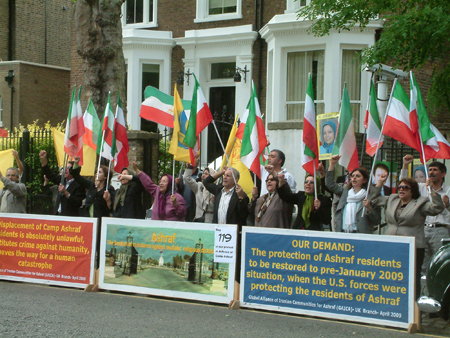 Manifestation devant l'ambassade d'Irak &agrave; Londres en faveur de la cit&eacute; d'Achraf