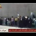 Iran – Vidéo Clip : les familles des manifestants arrêtés poursuivent leurs protestations Des parents de manifestants arrêtés manifestent devant la prison d'Evine à Téhéran le 25 juillet 2009