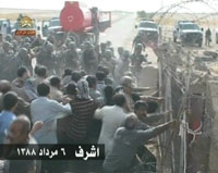 les r&eacute;sidents d'Achraf tentent de refermer les portes de la Cit&eacute; ouvertes de forces par les agents irakiens