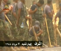 Des agents irakiens de la r&eacute;pression arm&eacute;s de matraques &agrave; Achraf