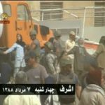 Parlement italien: Mme Radjavi qualifie l’attaque contre Achraf de crime manifeste contre l’humanité es résidentes d'Achraf formant une chaine face aux agents répressifs irakiens armés de batons et de fusils automatiques