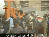 Parlement italien: Mme Radjavi qualifie l’attaque contre Achraf de crime manifeste contre l’humanité es résidentes d'Achraf formant une chaine face aux agents répressifs irakiens armés de batons et de fusils automatiques