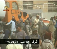 es r&eacute;sidentes d'Achraf formant une chaine face aux agents r&eacute;pressifs irakiens arm&eacute;s de batons et de fusils automatiques