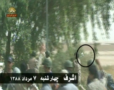 image d'un clip vid&eacute;o - un agent irakien arm&eacute; d'une hache &agrave; Achraf