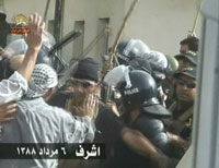 a police irakienne matraque les r&eacute;sidents d'Achraf