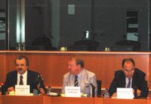 Les eurodéputés solidaires du soulèvement en Iran réunion du FOFI au parlement européen, Bruxelles, 22 juillet 2009, de g. à d.: Mohammad Mohadessine, Struan Stevenson et Alejo Vidal Quadras