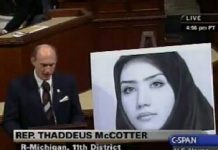 Au Congrès des Etats-Unis : Le régime iranien n’a pas de légitimité Thaddeus McCotter devant le portrait de Taraneh Moussavi, violée et assassinée par les agents du régime en Iran