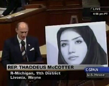Thaddeus McCotter devant le portrait de Taraneh Moussavi, viol&eacute;e et assassin&eacute;e par les agents du r&eacute;gime en Iran
