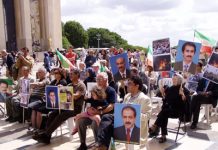 Les Iraniens installent un sit-in sur le Parvis des droits de l’homme à Paris en soutien à Achraf Sit-in sur le Parvis des droits de l'Homme à Paris, Trocadéro, commencé le 30 juillet en soutien à la Cité d'Achraf