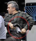 Milicien arm&eacute; en pleine chasse de manifestants