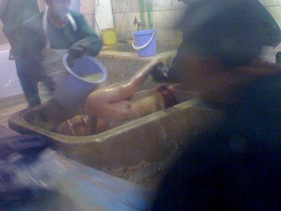 La d&eacute;pouille de Sohrab lav&eacute;e avant son enterrement