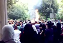Iran : Les Téhéranais et les familles des détenus manifestent devant le tribunal archive