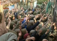 R&eacute;sidentes de la Cit&eacute; d'Achraf r&eacute;sistant &agrave; l'attaque sauvage des forces irakiennes