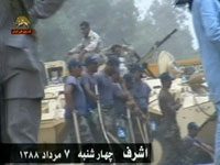 Les événements à Achraf sont dun point de vue juridique considérés comme un crime contre lhumanité Forces répressives irakiennes, armées de gourdins, à Achraf