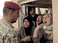 Les forces irakiennes expulsent dAchraf les journalistes en les insultant et saisissent leurs films Des résidentes d'Achraf face aux troupes irakiennes assaillantes