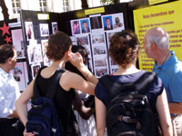 Exposition de photos sur Achraf, au sit-in de Paris