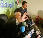 Le Congrès du Peuple irakien condamne linvasion de la cité dAchraf Adnan Al-Doleimi (assis)