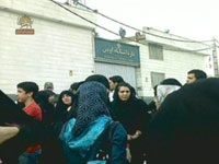 Iran : 57e jour de rassemblement de protestation des familles de détenus familles de manifestants détenus devant la prison d'Evine
