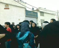 familles de manifestants d&eacute;tenus devant la prison d'Evine