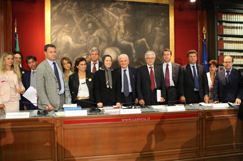 Rome 29 juillet 2009 : Maryam Radjavi entour&eacute;e d'une d&eacute;l&eacute;gation de parlementaires te de personnalit&eacute;s &agrave; la chambre des d&eacute;put&eacute;s