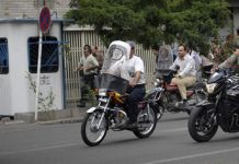 Iran : Loi martiale non déclarée pour la confirmation de Mahmoud Ahmadinejad à la présidence Agents en civils et miliciens armés dans les rues de Téhéran