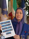 Les dissidents iraniens au Camp d’Achraf abandonné par les Américains, assassinés par des Irakiens Maryam Radjavi avec la photo des 36 otages