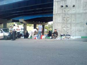 archive - Familles de d&eacute;tenus politiques devant la prison d'Evine