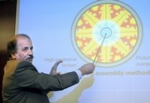 Un groupe en exil affirme qu’un site nucléaire iranien doit être contrôlé Confréence de presse de Mehdi Abrichamtchi, pdt de la commission de la Paix du CNRI, Paris, 3 novembre 2009 - photo Getty image
