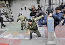 Le portrait de Khamenei renversé sur l’avenue 16 Azar Téhéran 27 décembre 2009