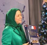 Le peuple iranien et sa Résistance sont capables de réaliser le changement en Iran ‘ Maryam Radjavi Maryam Radjavi tenant à la main le recueil des 2172 signatures de maires de France en faveur d'Achraf
