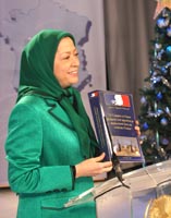 Maryam Radjavi tenant à la main le recueil des 2172 signatures de maires de France en faveur d'Achraf