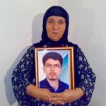 La mère d’un enseignant exécuté remercie Iraniens et manifestants pour avoir condamné les exécutions La mère de Farzad Kamangar, tenant la photo de son fils exécuté le 9 mai à Téhéran