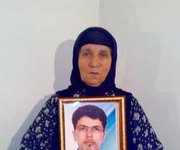 La mère d’un enseignant exécuté remercie Iraniens et manifestants pour avoir condamné les exécutions La mère de Farzad Kamangar, tenant la photo de son fils exécuté le 9 mai à Téhéran