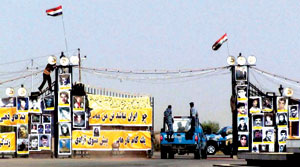 Les agents du Vevak installés devant la porte d'Achraf avec leurs haut-parleurs mégapuissants