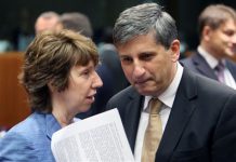 L’Europe oppose une main de fer aux ambitions nucléaires de l’Iran La chef de la diplomatie européenne Catherine Ashton et le ministre autrichien des affaires étrangères Michael Spindelegger, le lundi 26 juillet, à Bruxelles (AP/Geert Vanden Wijngaert).