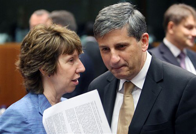 La chef de la diplomatie européenne Catherine Ashton et le ministre autrichien des affaires étrangères Michael Spindelegger, le lundi 26 juillet, à Bruxelles (AP/Geert Vanden Wijngaert).